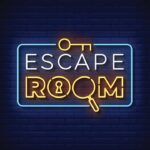 Team im Escape Room löst Rätsel zur Wissensvermittlung