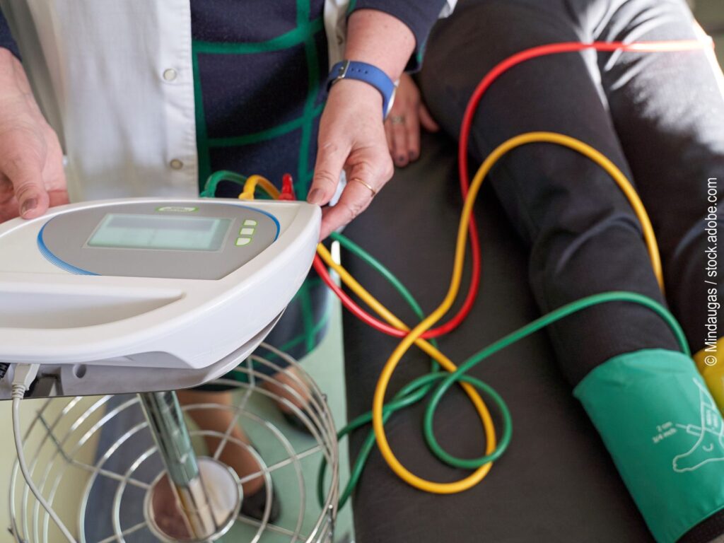 Arterienscreening zur PAVK-Früherkennung. Eine Fachkraft führt bei einer Person ein nicht-invasives Arterienscreening mit dem MESI ABPI MD Gerät durch.