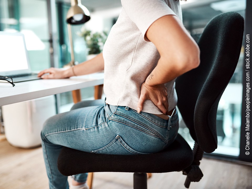 Digitale Wirbelsäulenvermessung bei einem Mitarbeiter im Büro zur Identifikation von Fehlbelastungen.