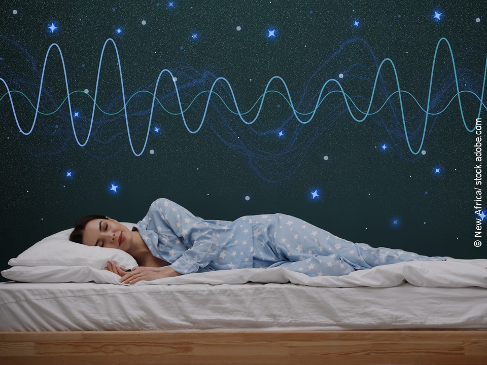 Eine entspannte Person schläft ruhig im Bett, symbolisierend für Regeneration und gesteigerte Schlafqualität im BGM.